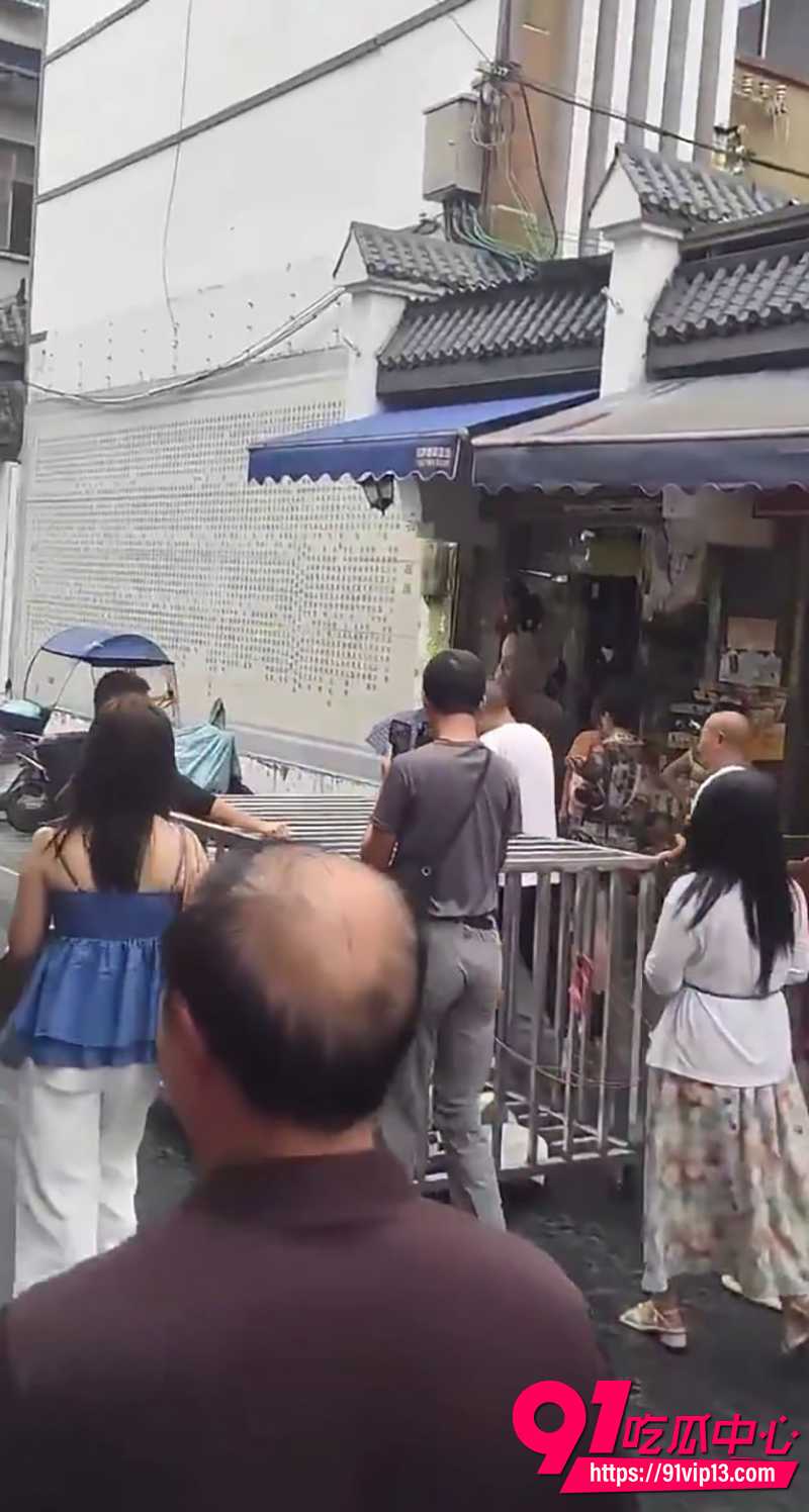 女子关铁笼游街系摆拍 6 女子关铁笼游街系摆拍 6