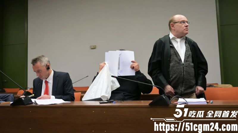 在德博士钟义迷奸女友7次 11