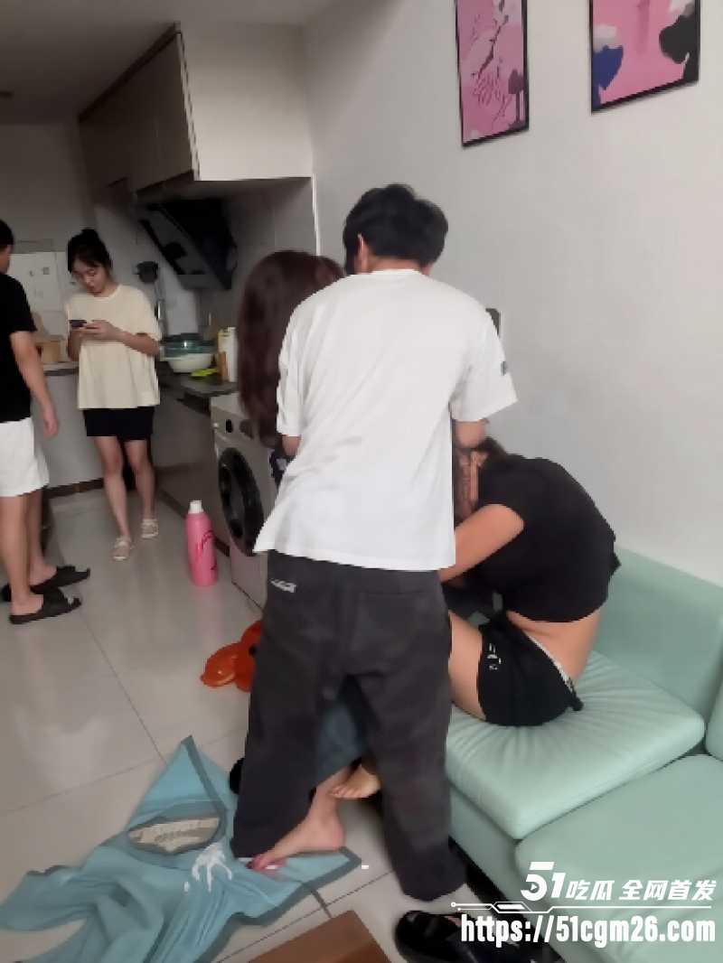 男子出轨被抓奸在床 2