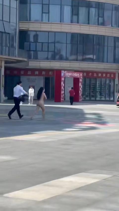 太和万达广场惊现女子全果狂奔光天化日之下保安紧追不舍