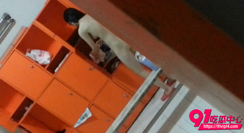 女生浴室洗澡偷拍 6