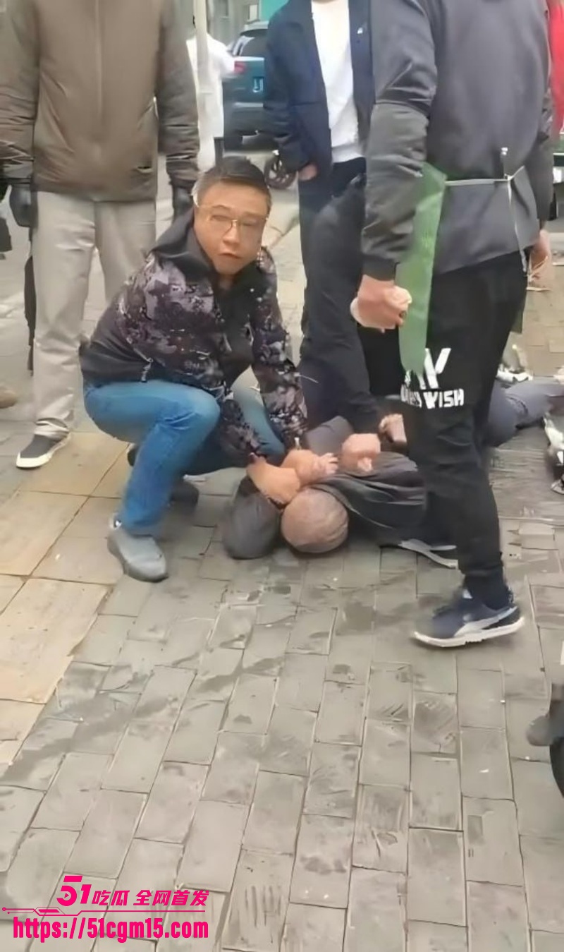 武汉青松路44岁男子随机持刀伤人事件03