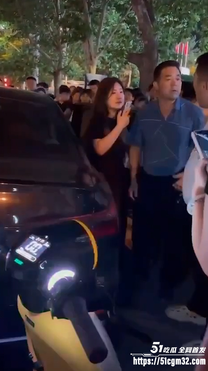 老公开原配的车载小三出行 被原配马路堵死当场抓奸 1 老公开原配的车载小三出行 被原配马路堵死当场抓奸 1