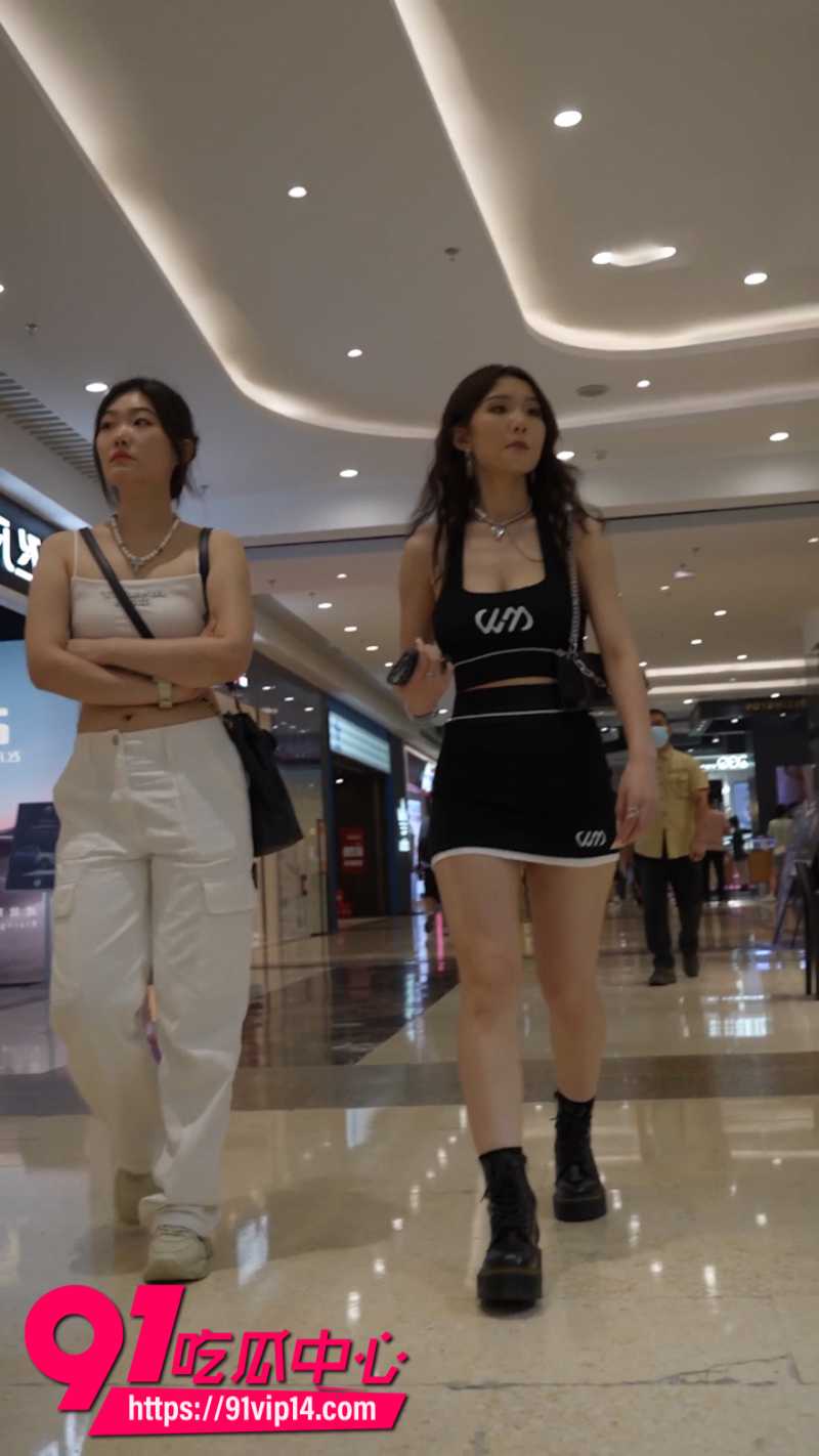 抄底大神在商场尾随长腿美女极限偷拍2
