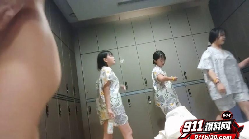 温泉洗浴会所更衣室偷拍 16