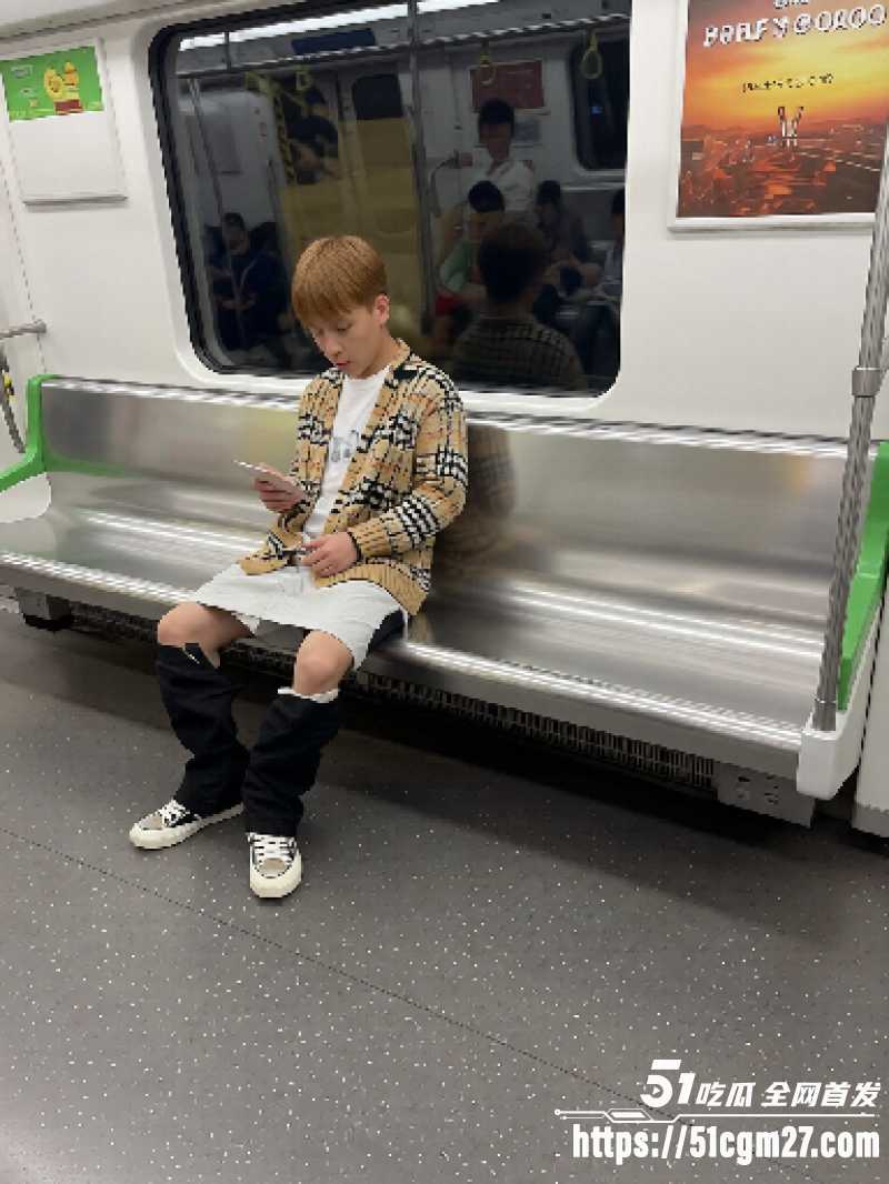 飞行员当众脱裤手淫5