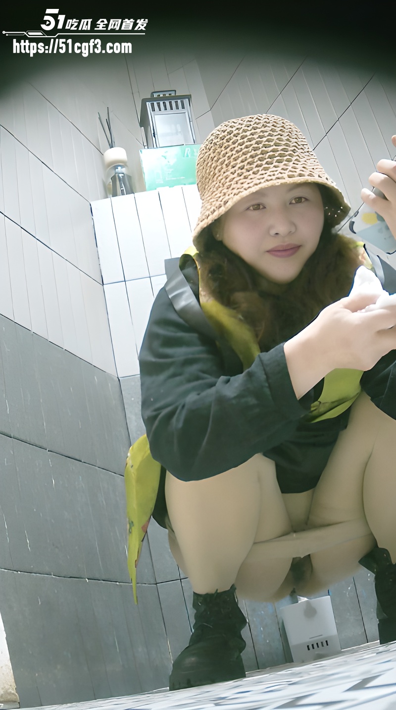 真实偷拍女公厕4k视角 5