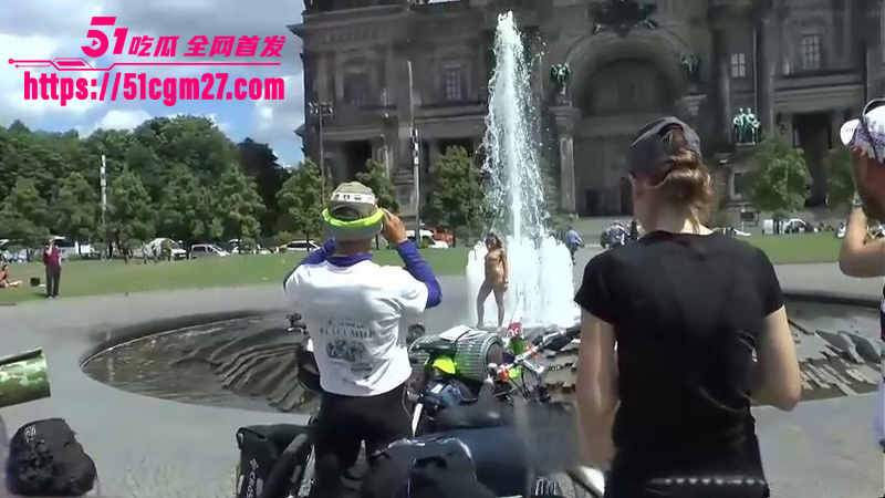 欧美反差女神全裸出行 无视游客户外露出 5