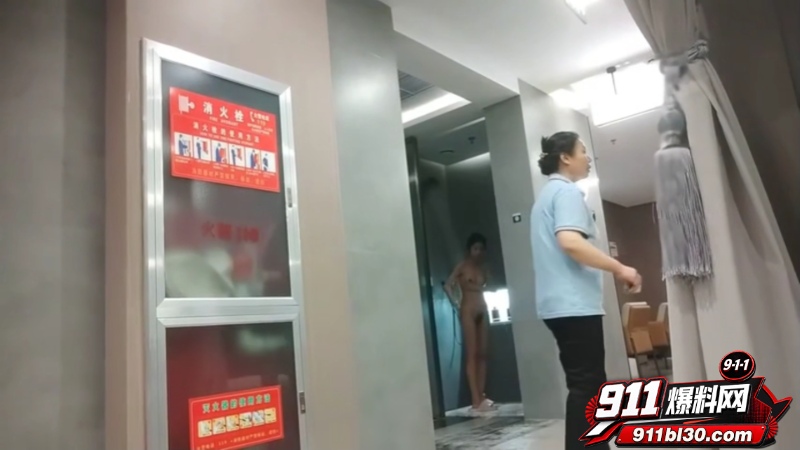 温泉洗浴会所更衣室偷拍 4