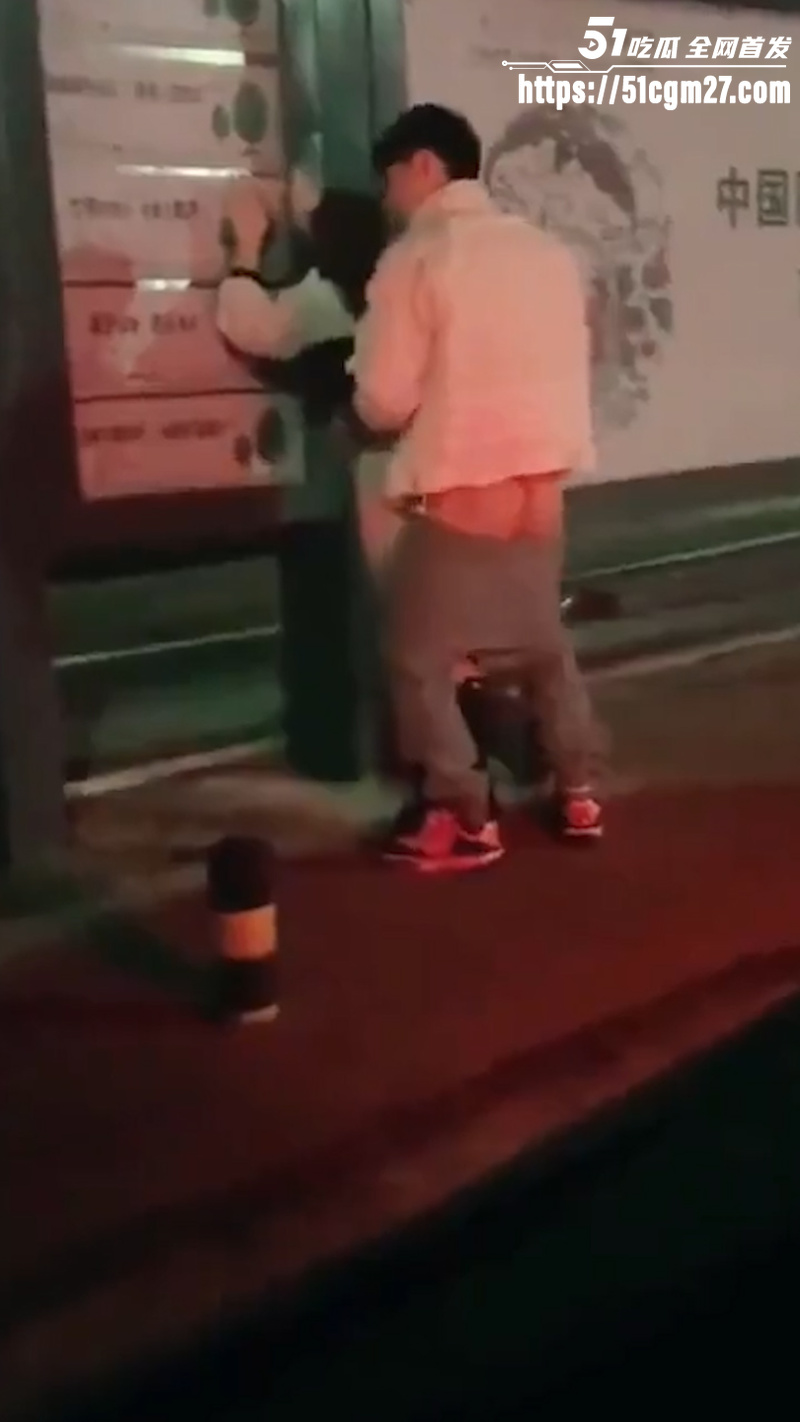 广东情侣 公交车站台野战 2