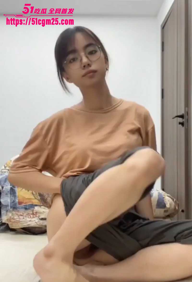 清纯颜值反差眼镜少女露脸大尺度自拍流出2拷贝