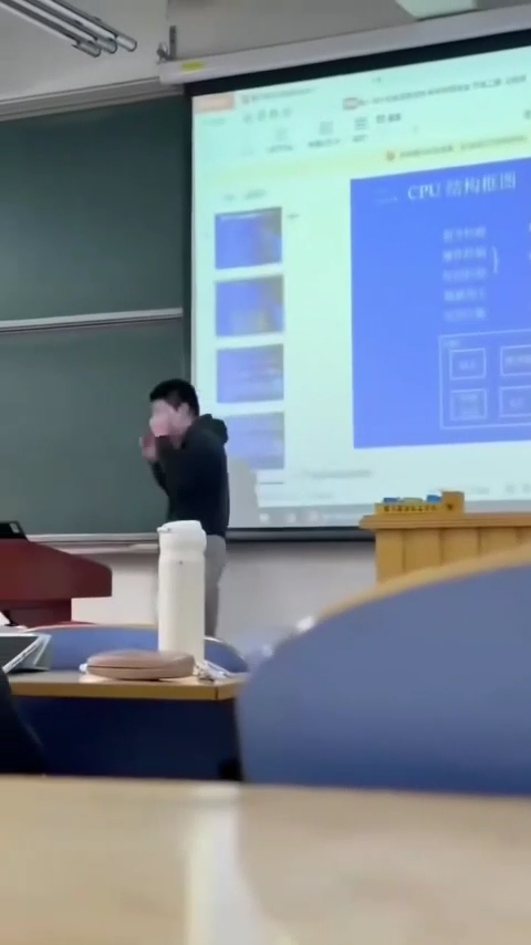 高校神人辈出北京石油化工学院巴掌哥狠起来连自己都打