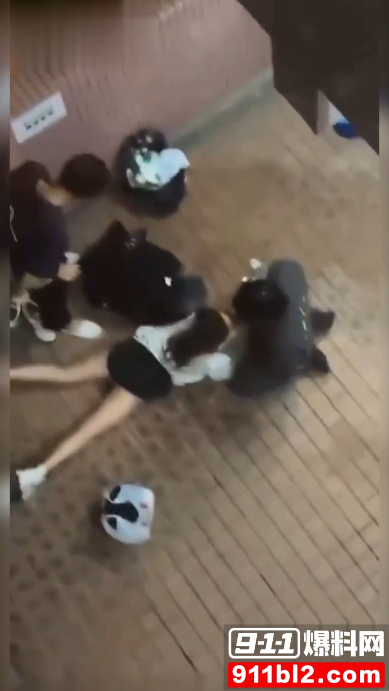 香港屋苑平台3P性爱派对被曝光 5