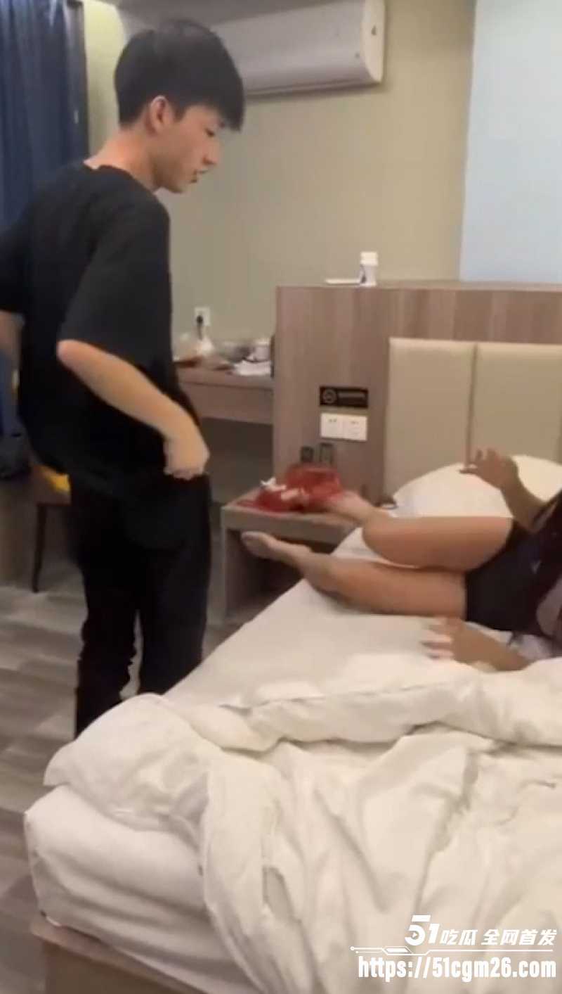 男子出轨被抓奸在床 4