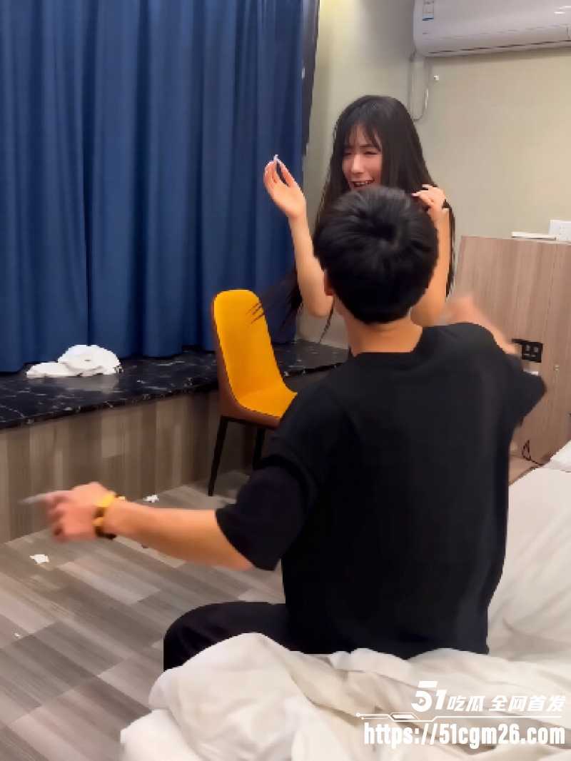 男子出轨被抓奸在床 1