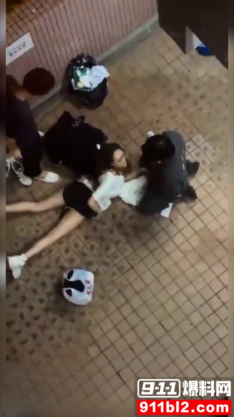 香港屋苑平台3P性爱派对被曝光 10