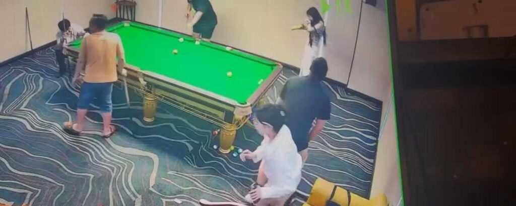 台球厅2v5美女助教口嗨惨遭直男脱裤遛鸟教育21秒监控完整版