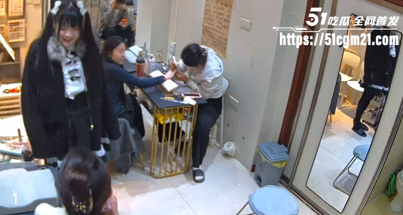 坦克巨乳仙女做美甲现场漏尿 4