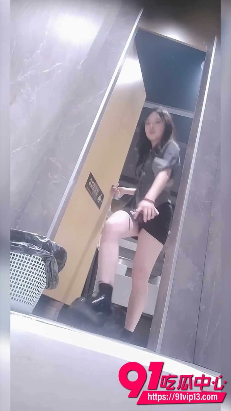 厕拍大神在酒吧女厕所偷拍美女尿尿最新作品0