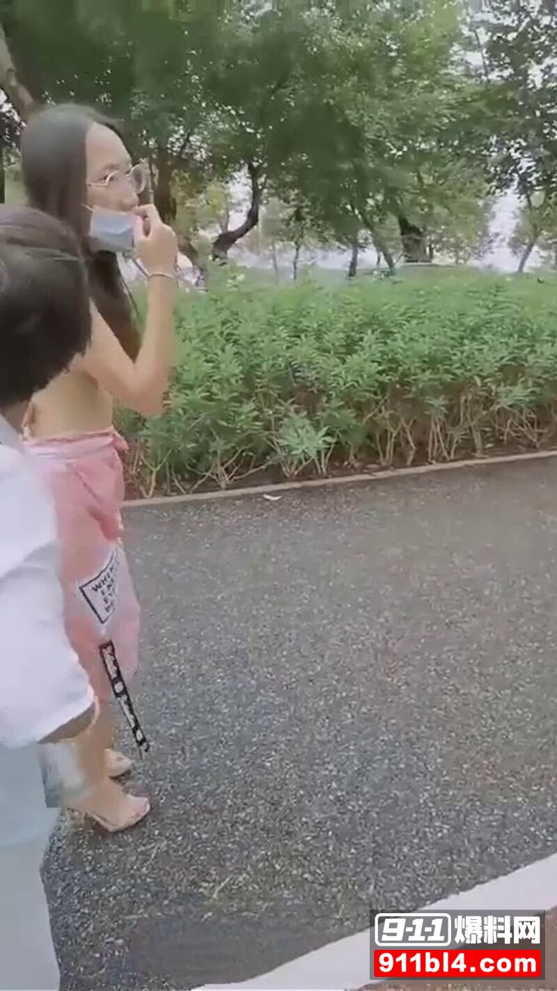 冯珊珊公园露出 6