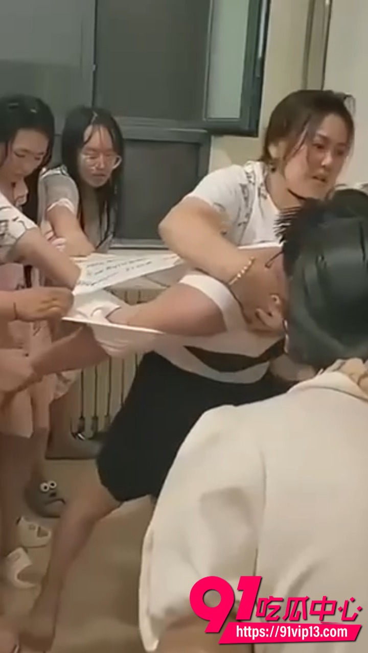 男子偷拍学校女浴被抓5