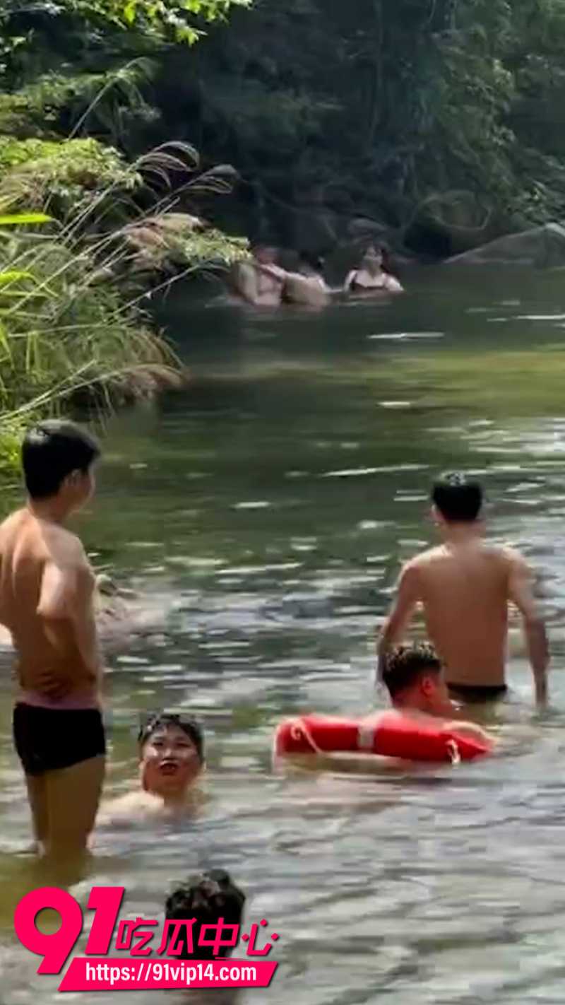 小伙河边玩水偶遇情侣水中激战2