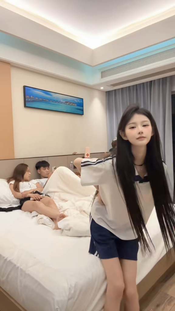 23万粉丝抖音清纯小妹小诗颖酒店1v3精神小伙