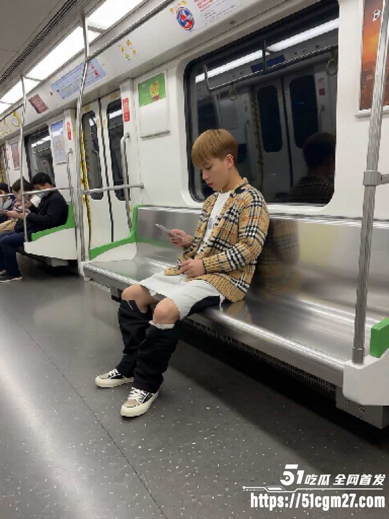 飞行员当众脱裤手淫4