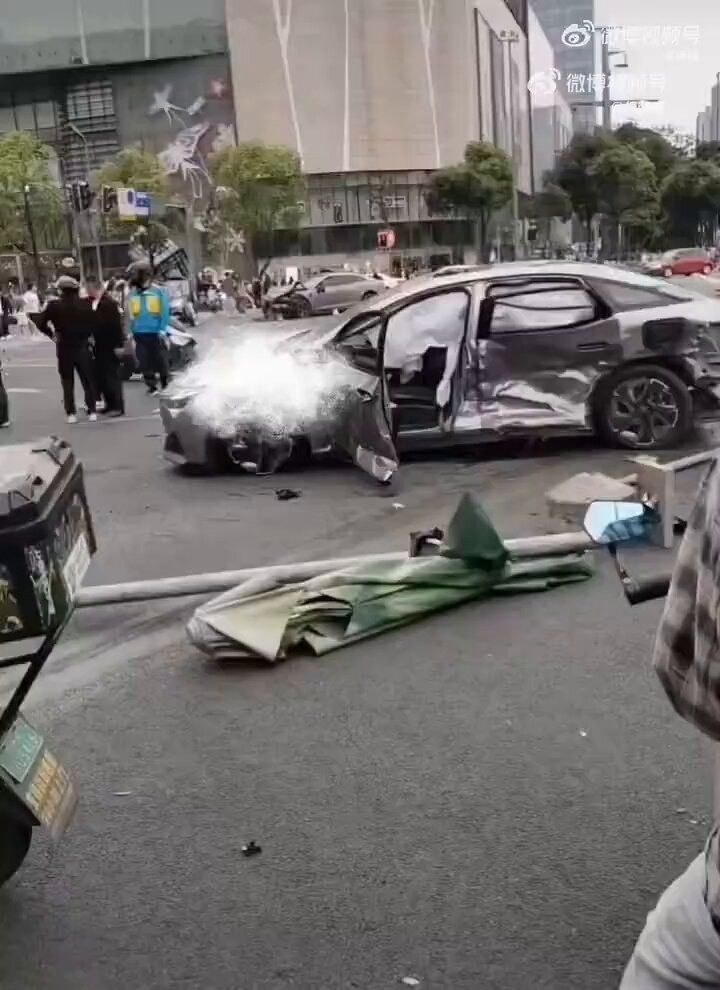 成都天府银泰城突发恶性事件失控灰色轿车冲撞人群