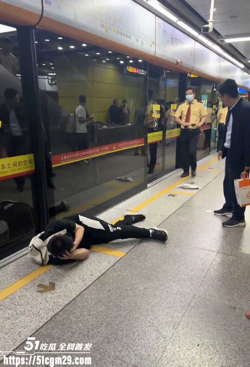 广州地铁一男子无差别辣椒水攻击乘客5拷贝 广州地铁一男子无差别辣椒水攻击乘客5拷贝