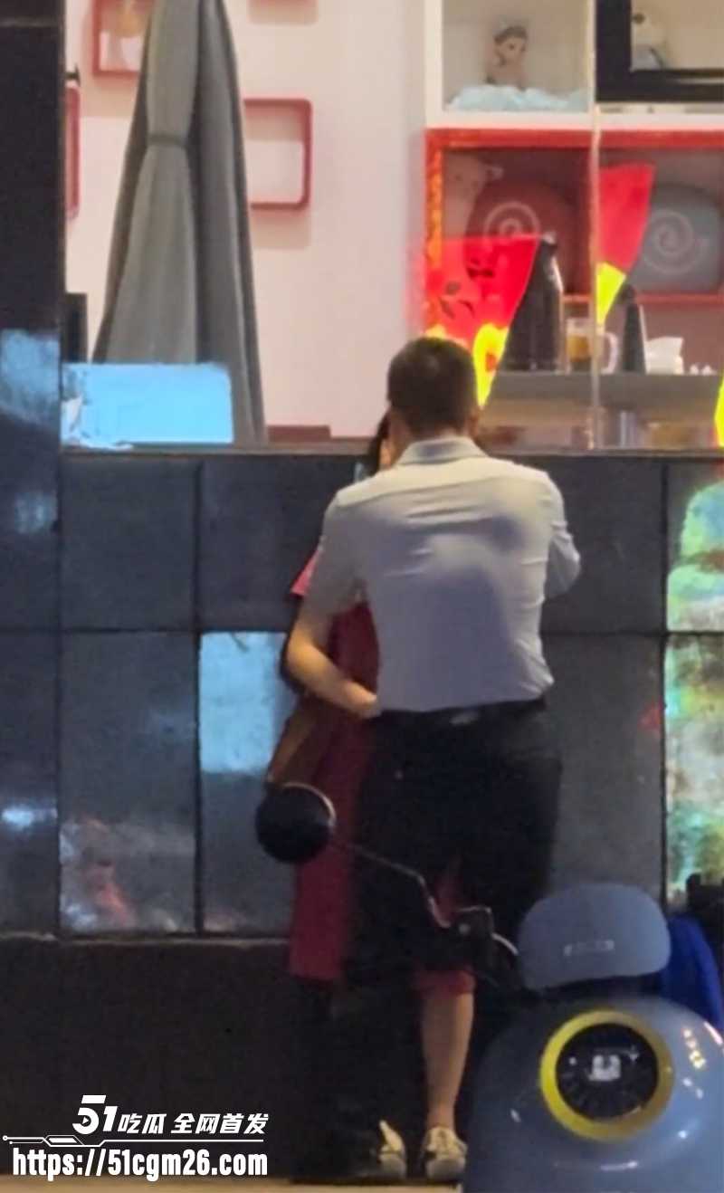 山东某饭店门口 俩中年老同学情不自禁当街热吻 2