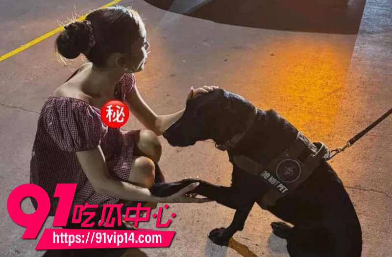 美国创作歌手ArianaGrande自拍照走光露奶照在IG疯传9
