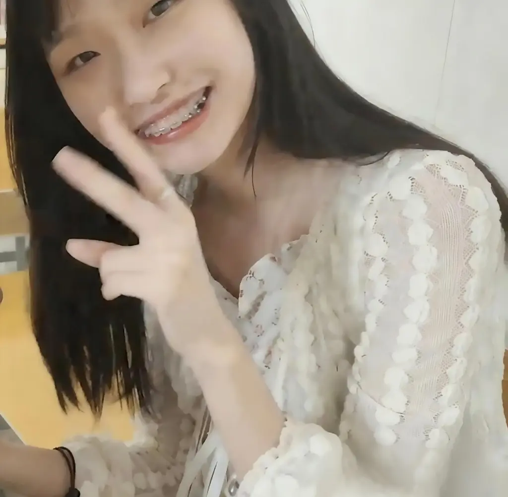史诗级翻车现场高校牙套妹福利姬视频惨遭亲爹认出13分43秒完整版