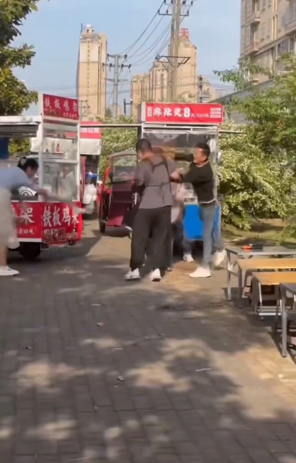 路边摊贩混战上演名场面女摊主内裤锁喉魔法攻击