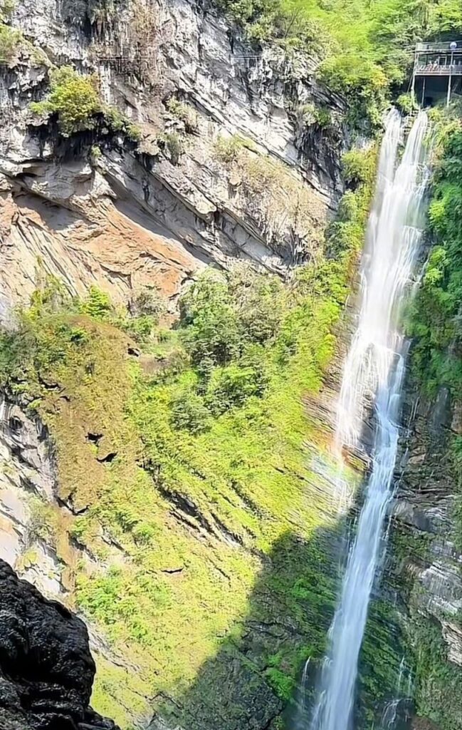 四川华蓥玛琉岩探险公园悬崖秋千断裂游客重伤身亡