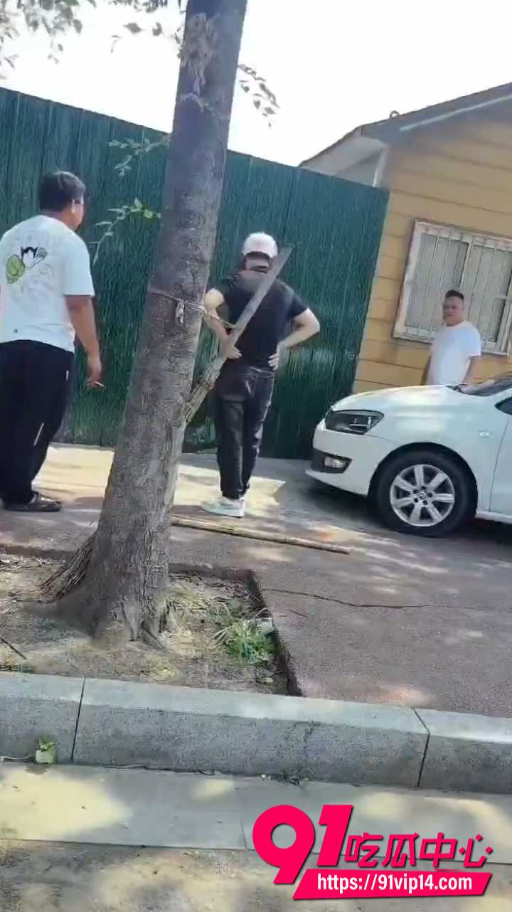 老公抓到老婆出轨当场狠揍2