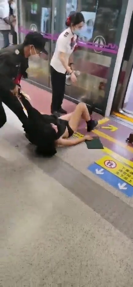 西安地铁拖拽门事件又上热搜疑似细节再度曝光