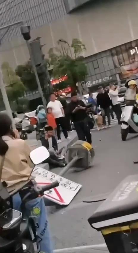 成都天府银泰城突发恶性事件失控灰色轿车冲撞人群