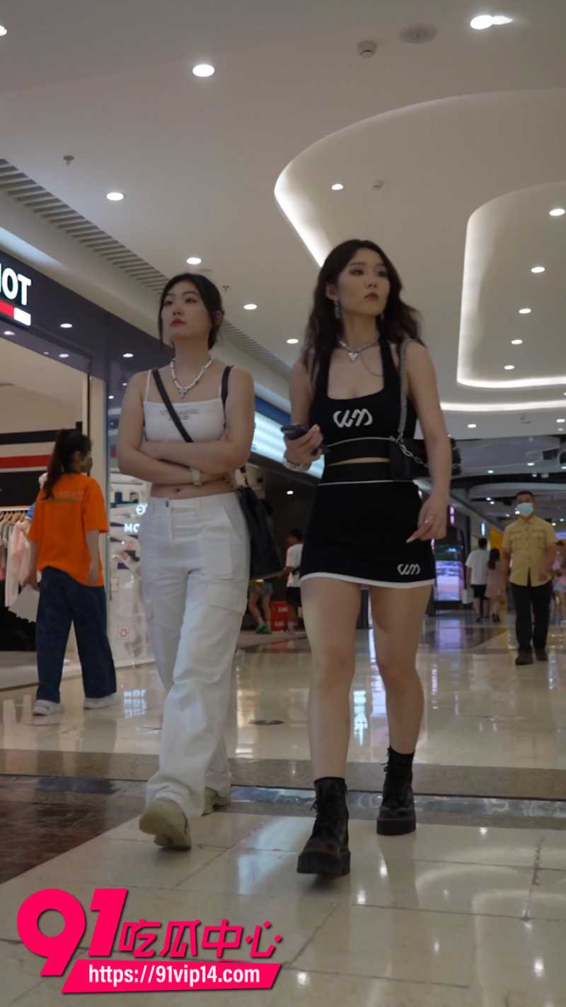抄底大神在商场尾随长腿美女极限偷拍0