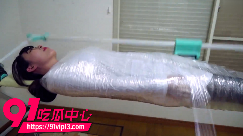 日本大叔SM调教高颜值樱花妹极致捆绑束缚用保鲜膜把她变成蚕蛹1 日本大叔SM调教高颜值樱花妹极致捆绑束缚用保鲜膜把她变成蚕蛹1