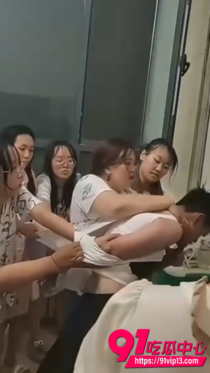 男子偷拍学校女浴被抓3