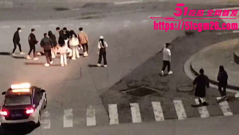 19岁精神小伙精神小妹 马路约群架 2