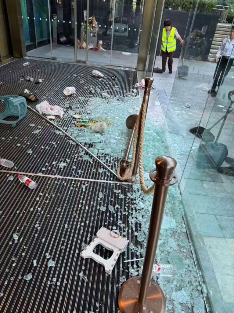 追星粉or丧尸出笼南宁万象城张凌赫粉丝见面会挤爆防爆玻璃