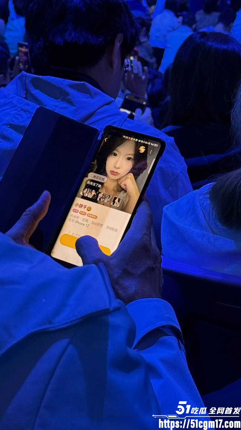 吉利发布会现场老年观众表演约炮 8