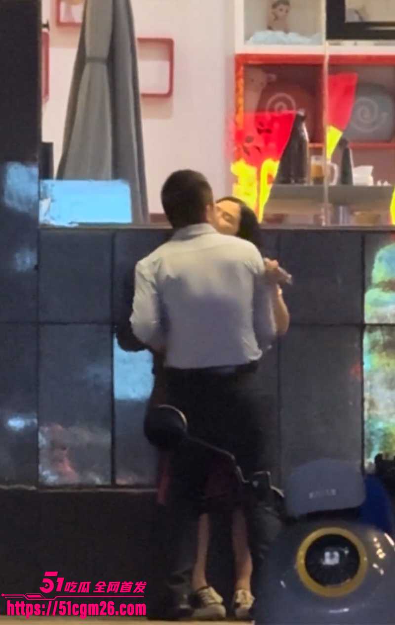 山东某饭店门口 俩中年老同学情不自禁当街热吻 4