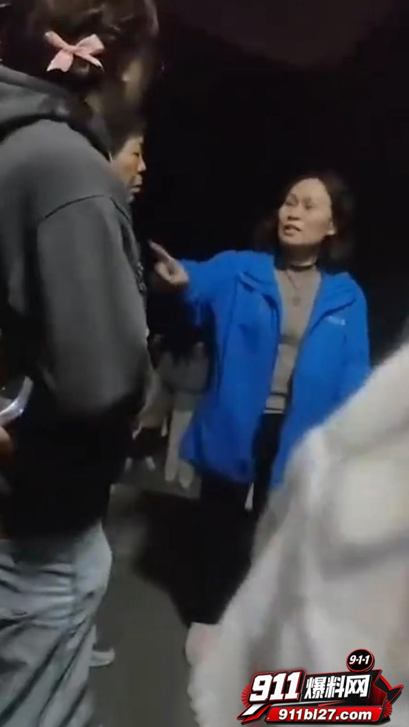 某大学男学生男扮女装勇闯女浴室 6