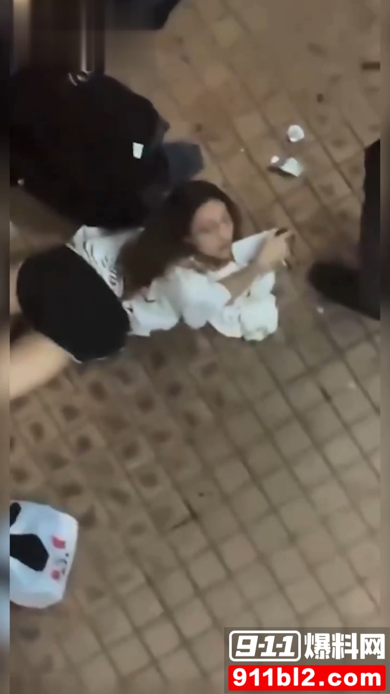 香港屋苑平台3P性爱派对被曝光 6