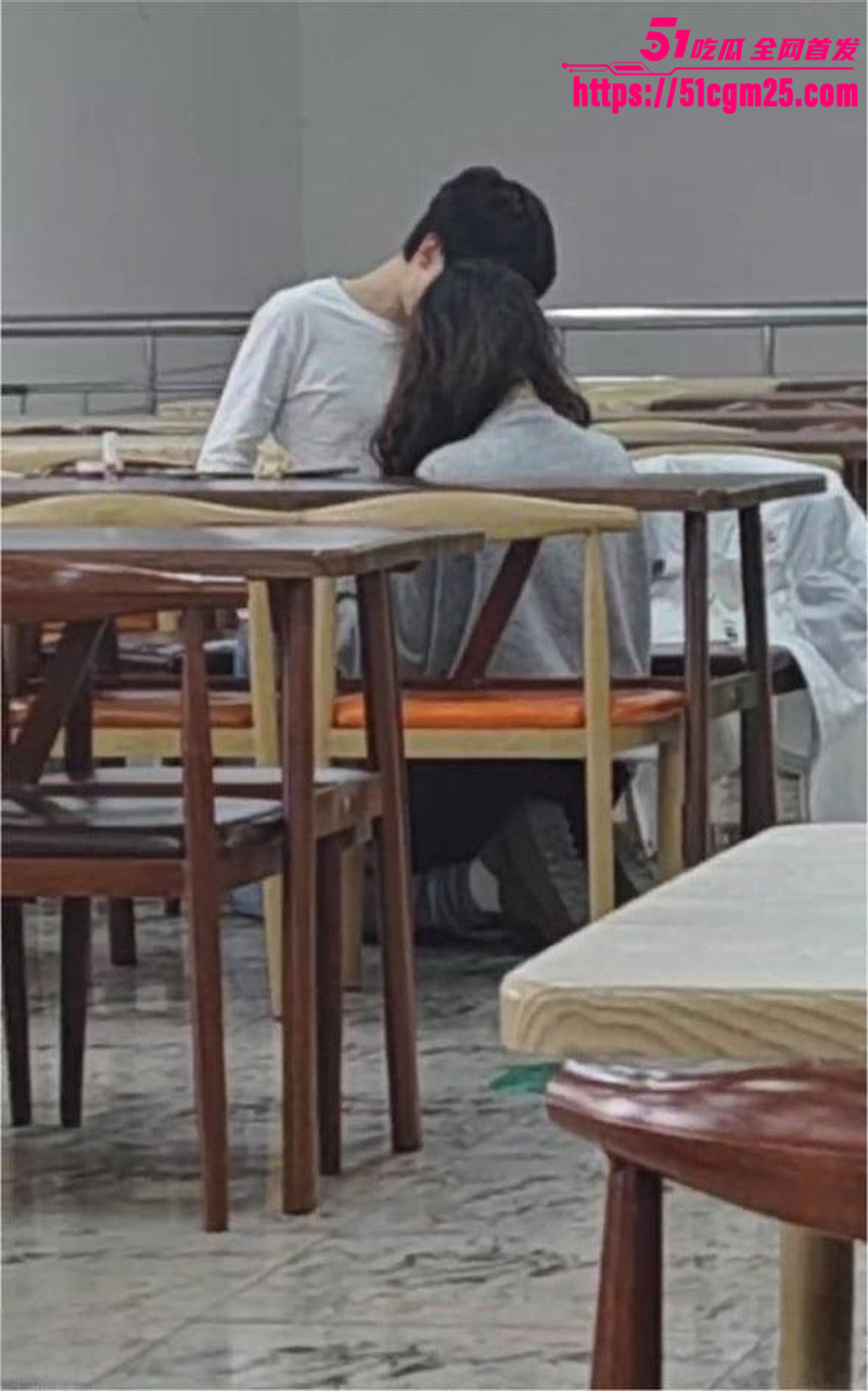 大学生情侣上演食堂激情 2