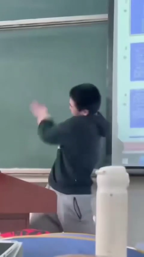 高校神人辈出北京石油化工学院巴掌哥狠起来连自己都打