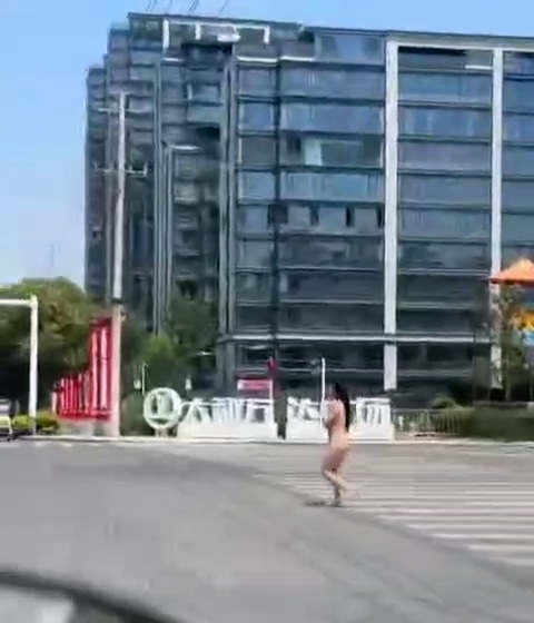 太和万达广场惊现女子全果狂奔光天化日之下保安紧追不舍